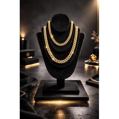 Elegant jewellery details